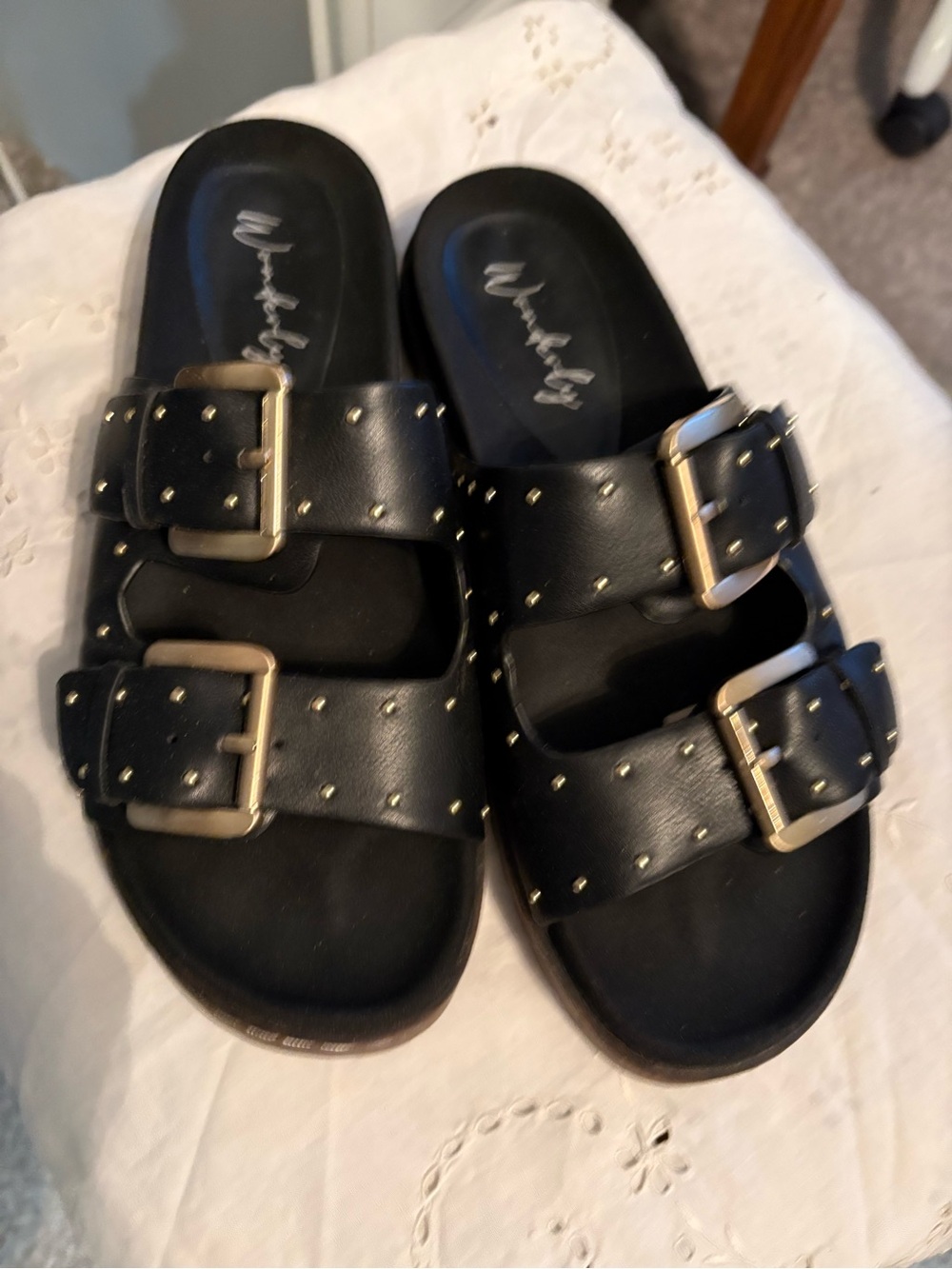 Wonderly black footbed sandals 7.5 Lug Soles